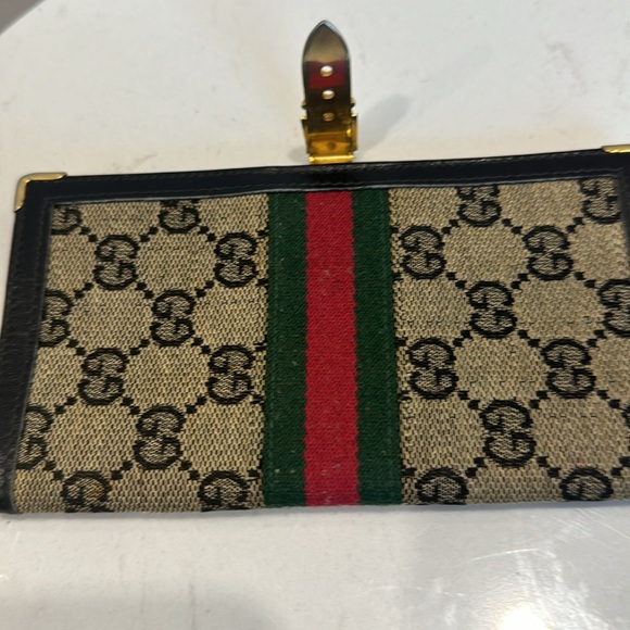 Gucci Bifold in great condition, with the Red/Green. Pre-Loved - Picture 8 of 8